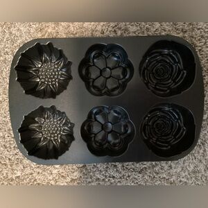 Nordic Ware Floral Bouquet Cake Pan 6-Cup Heavy Aluminum Non-Stick
